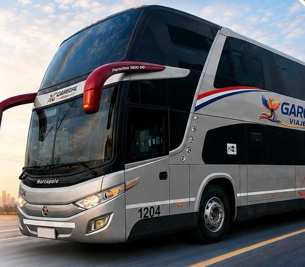 Bus de dos pisos de García Viajes en la ruta, al atardecer