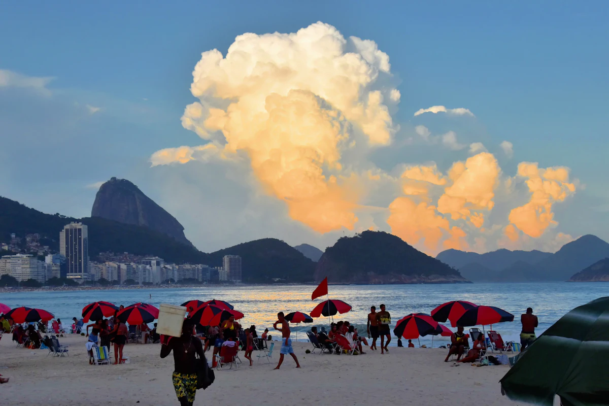 Playa de Copacabana con sombrillas y el Pan de Azúcar al fondo
