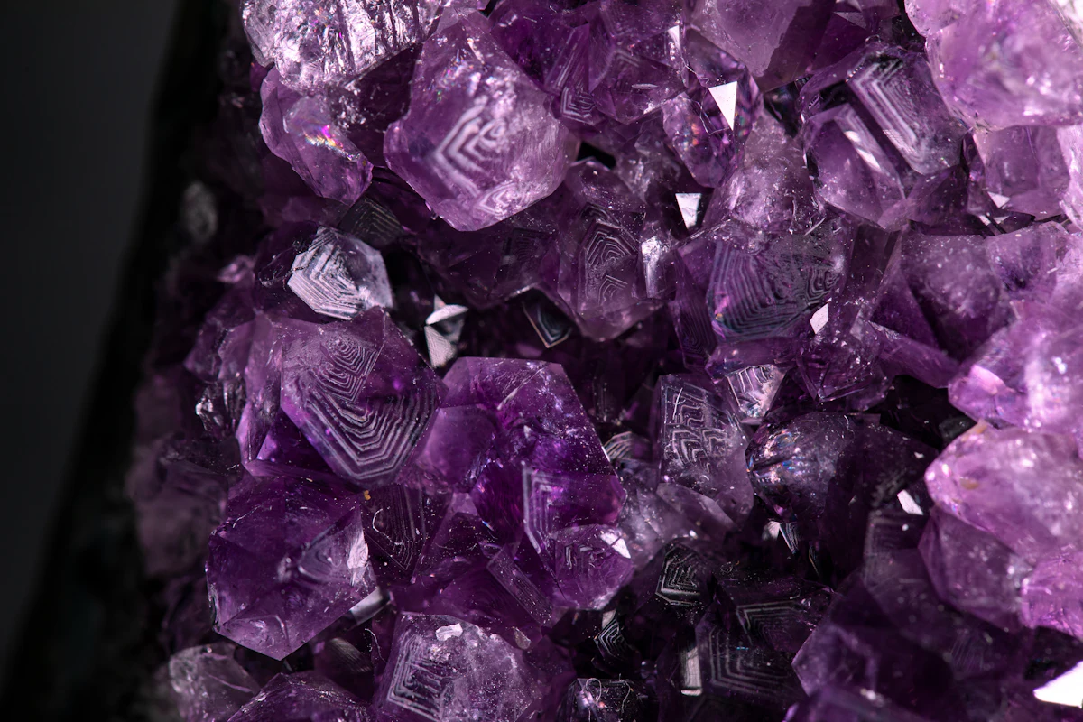 Cristales de amatista violeta vistos de cerca