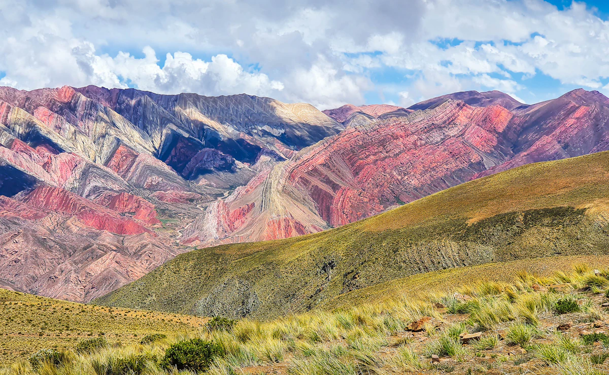 Serranía del Hornocal, con sus cerros de franjas de colores, en Jujuy