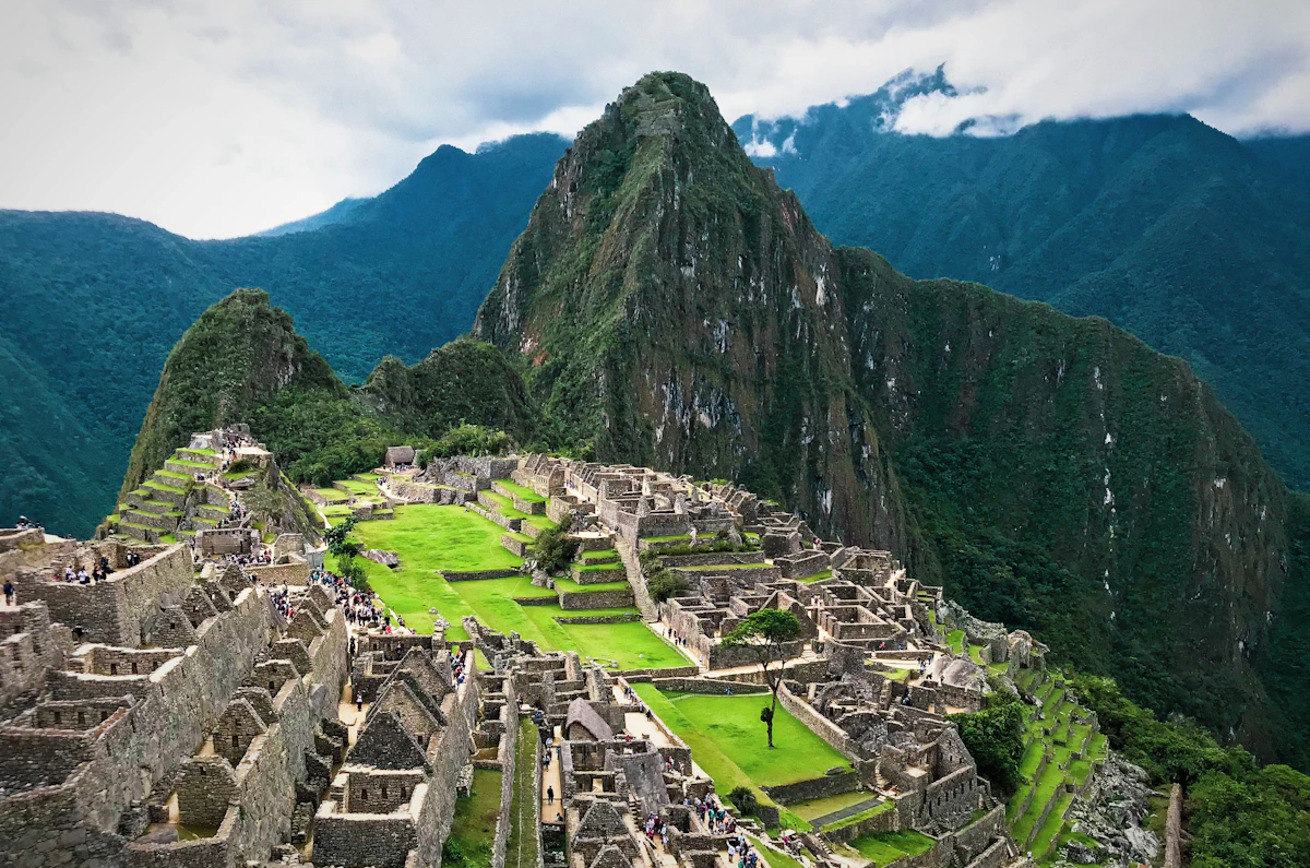 Ciudadela de Machu Picchu entre montañas