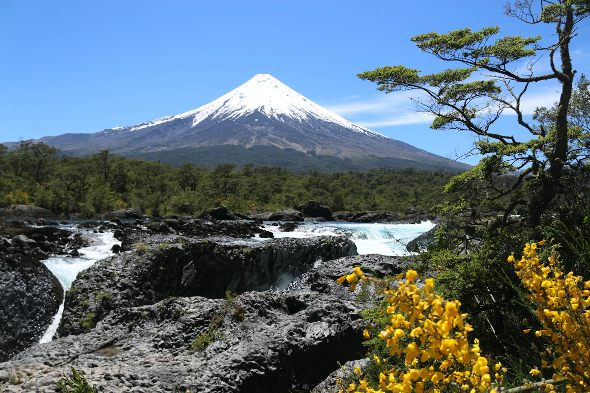 Lago del sur de Chile con un volcán nevado al fondo