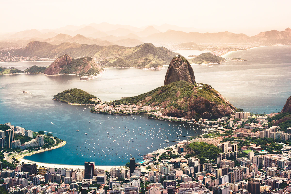 Vista aérea del Pan de Azúcar y la bahía de Río de Janeiro