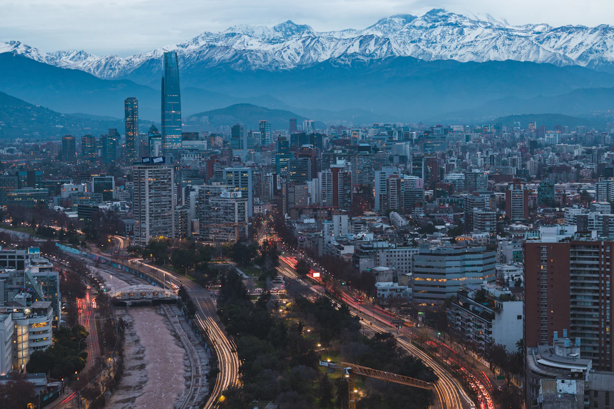 Santiago de Chile con la cordillera de los Andes al fondo