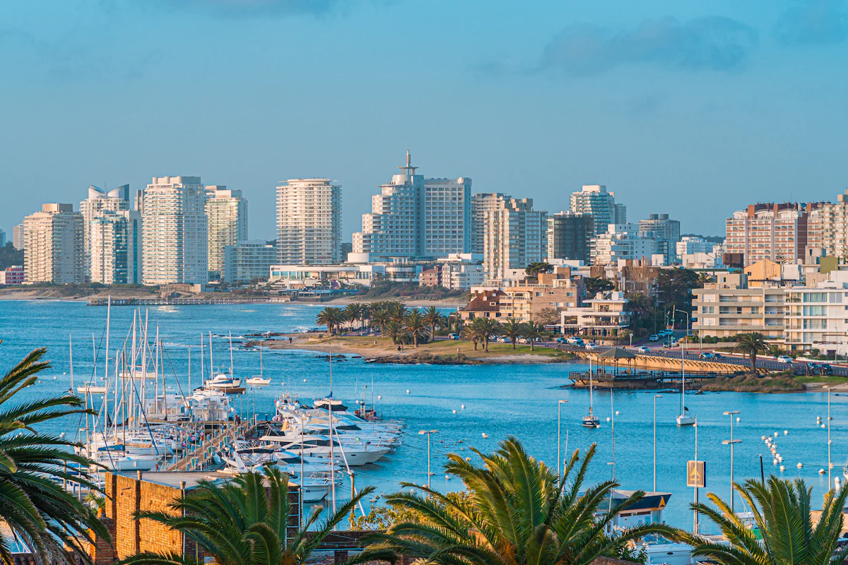 Puerto de Punta del Este con veleros y edificios frente al mar