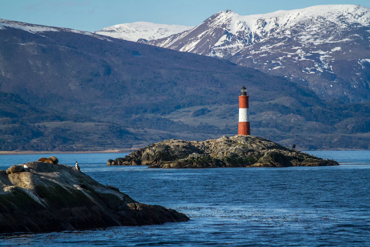 Ushuaia con montañas nevadas sobre el canal Beagle
