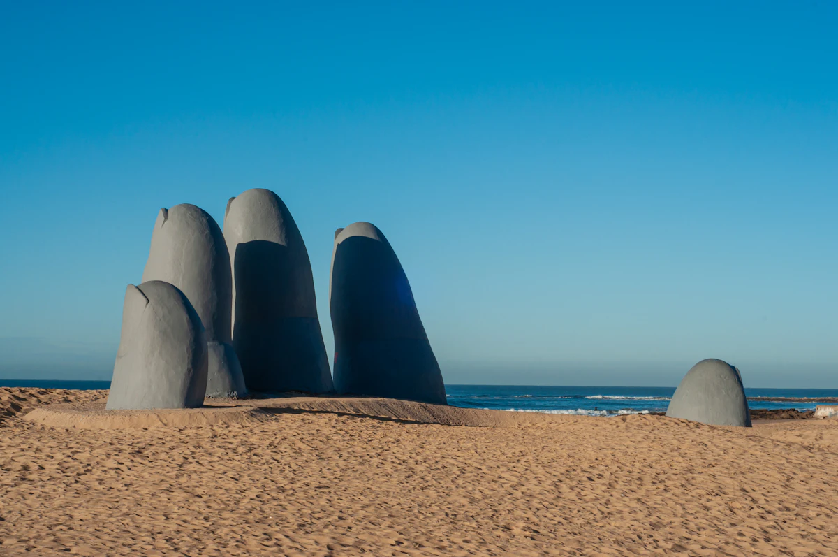 La escultura de La Mano en la playa de Punta del Este bajo un cielo azul