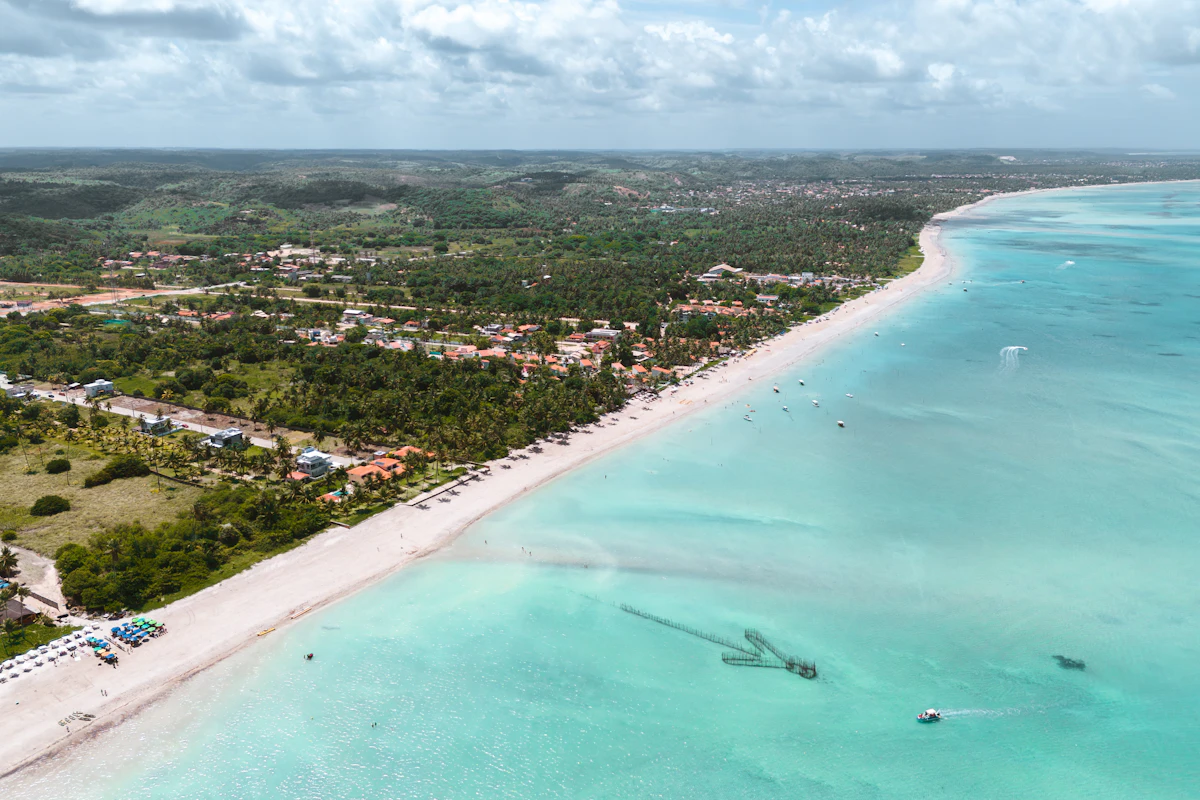 Playa del nordeste de Brasil vista desde el aire, con mar turquesa