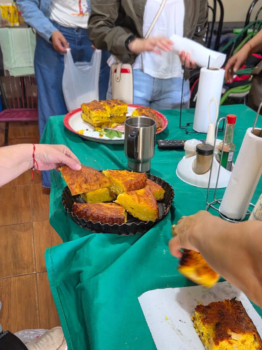 Mesa con porciones de comida típica paraguaya para el grupo