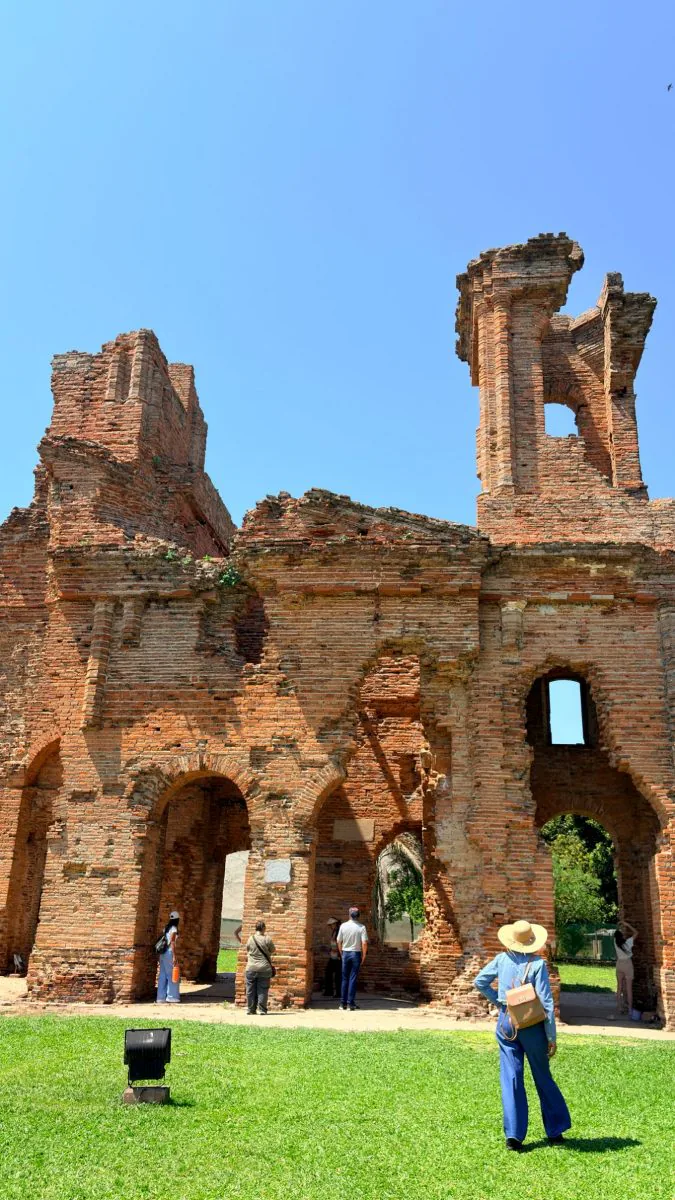 Viajeros recorriendo las ruinas de ladrillo de la iglesia de Humaitá