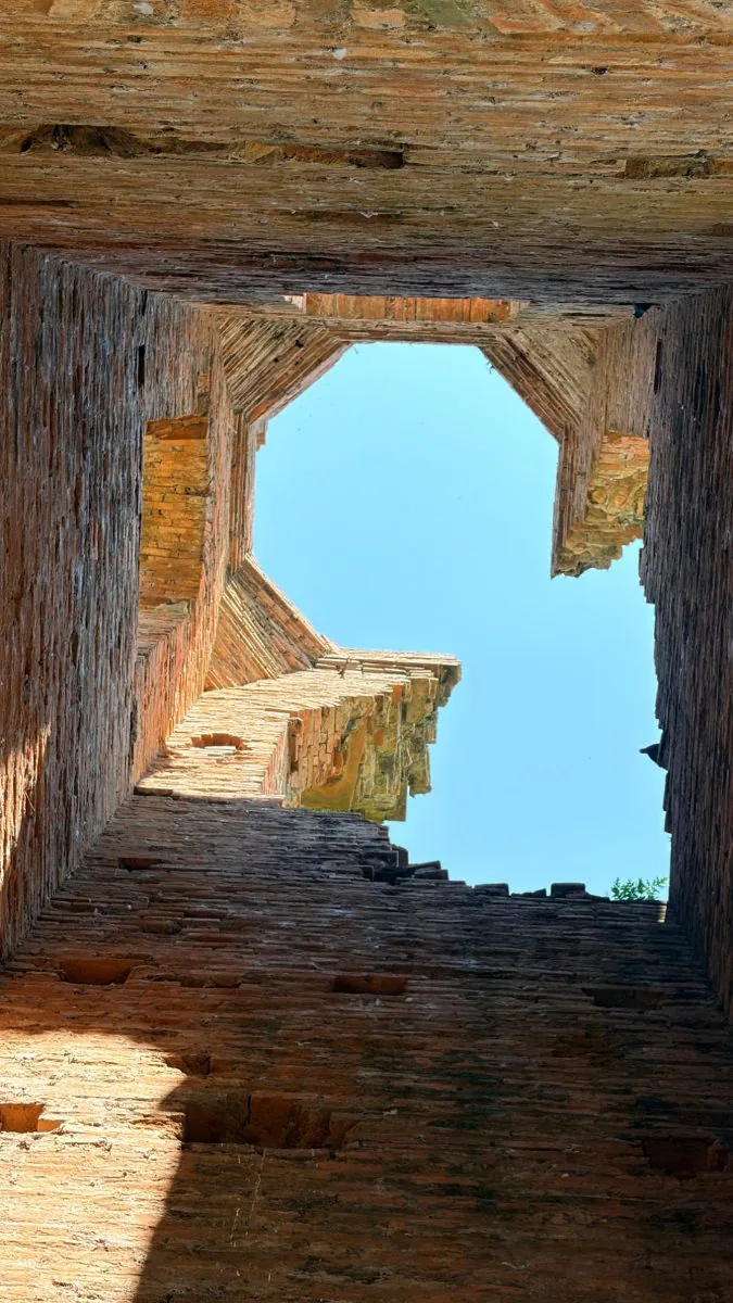 Vista hacia el cielo desde el interior de la torre en ruinas de Humaitá