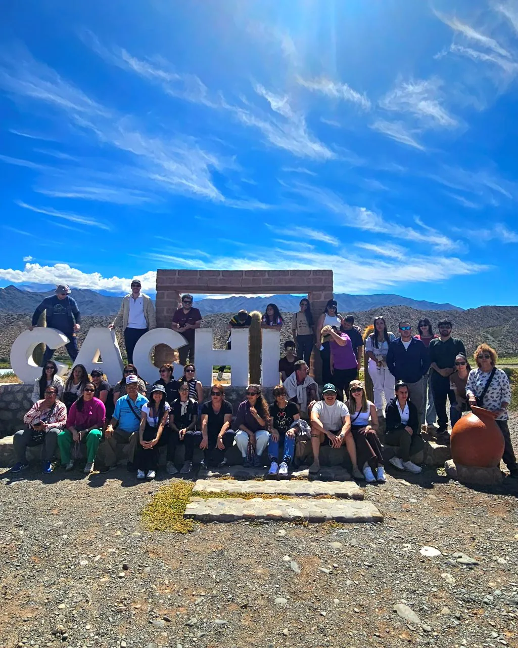 Grupo de viajeros de Soltour en el cartel de Cachi