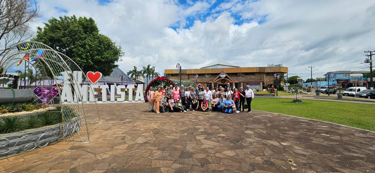 Grupo de viajeros de Soltour junto al cartel de Ametista