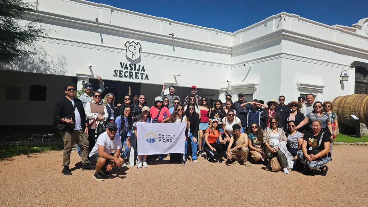 Grupo de viajeros de Soltour en la entrada de una bodega