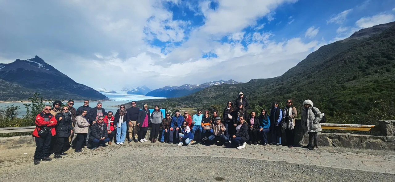 Grupo de viajeros de Soltour frente a un lago y un glaciar