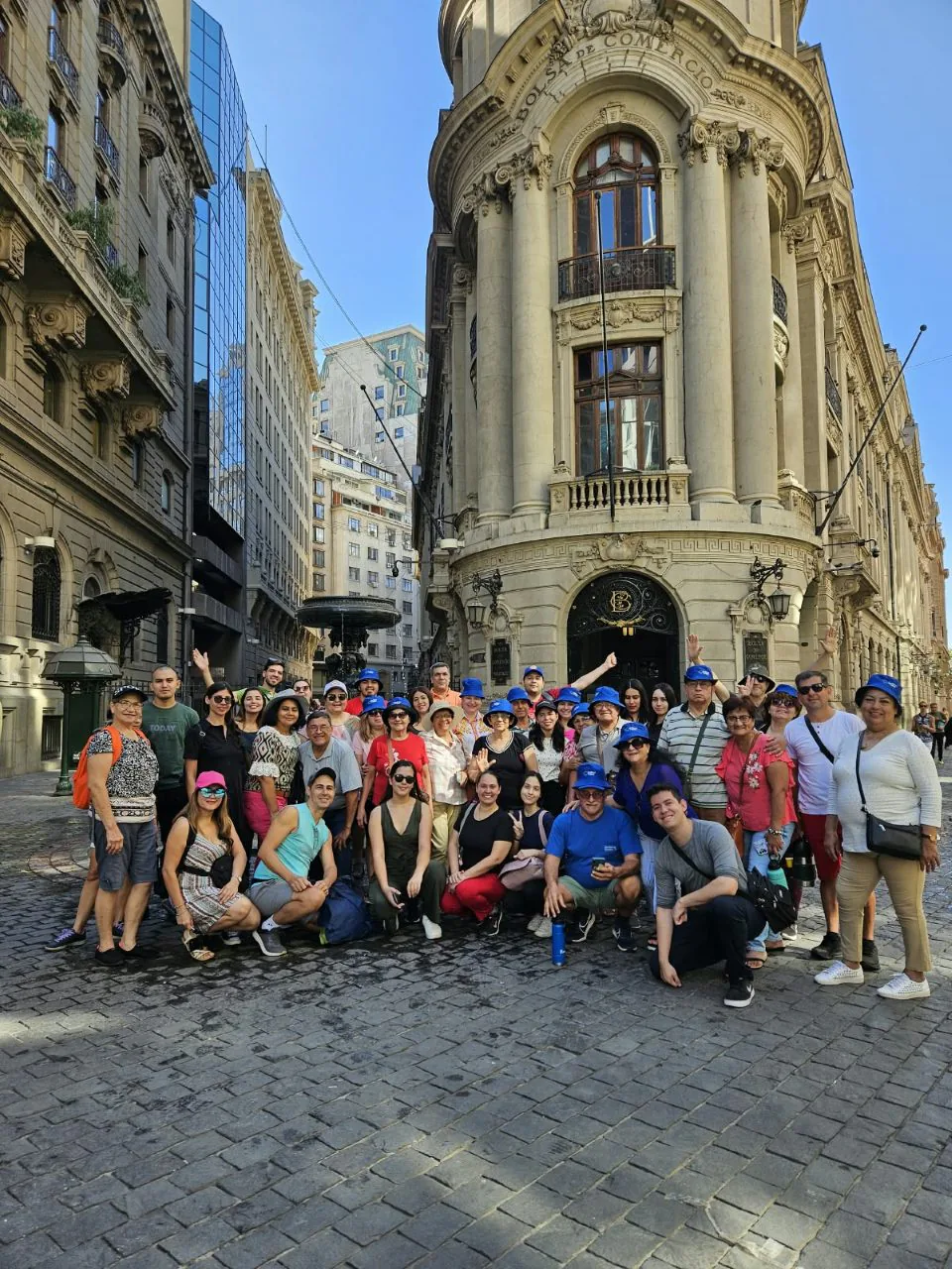 Grupo de viajeros de Soltour frente a un edificio histórico