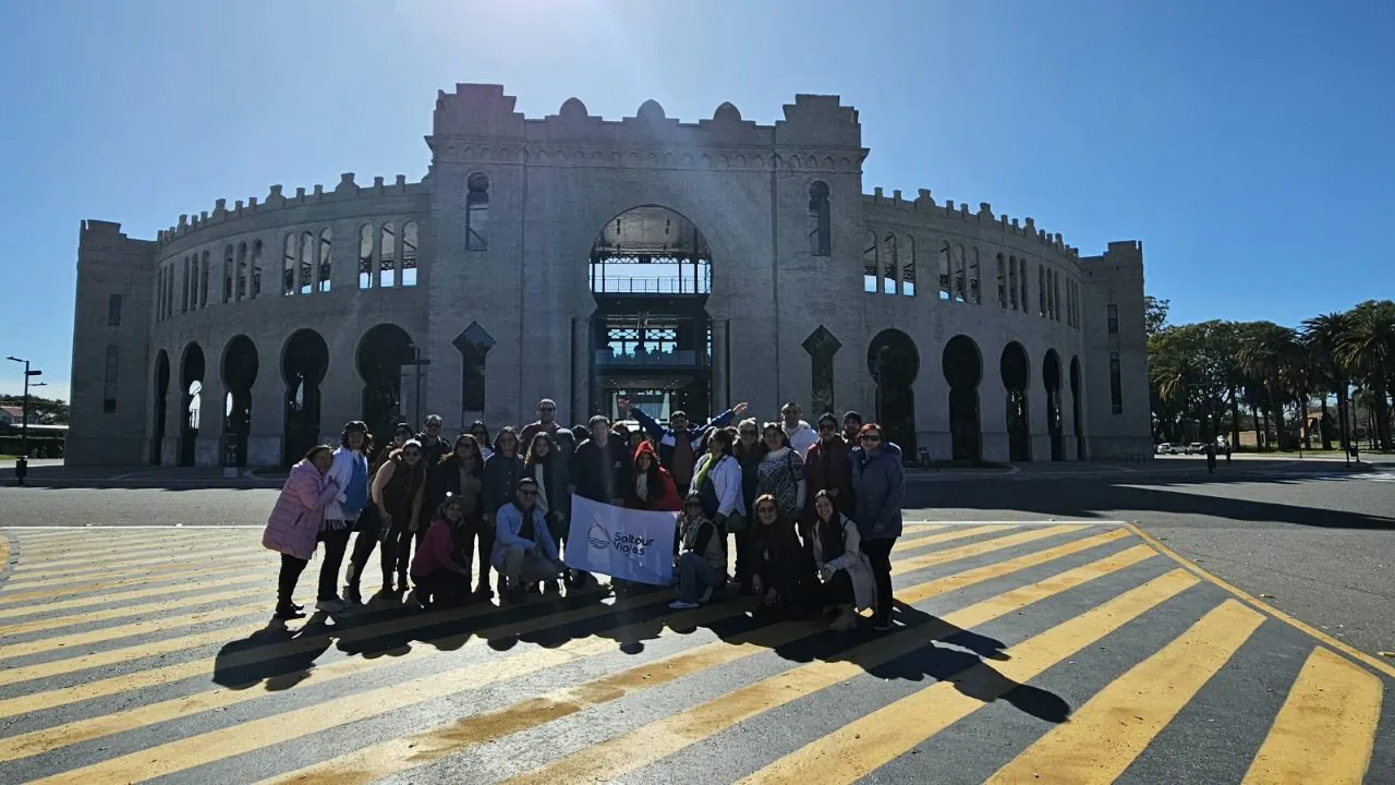 Grupo de viajeros de Soltour frente a una plaza de toros